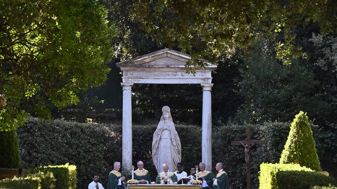 El Papa, en los jardines de Castel Gandolfo
