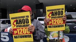 Trabajadores filipinos reclamando subidas salariales