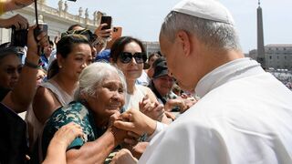 León XIV saluda a una anciana