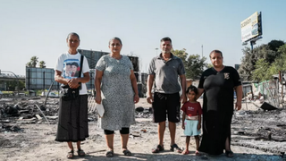 Una de las familias afectada por el incendio de su chabola