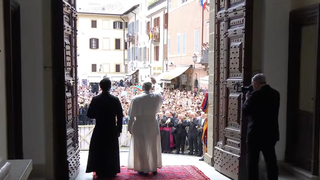 El Papa saluda desde la entrada del palacio