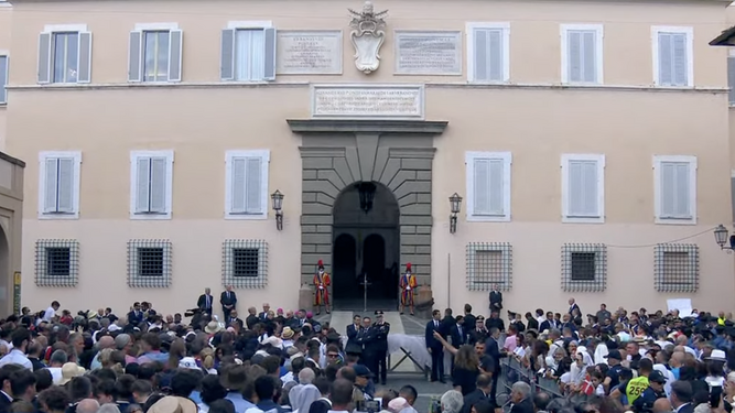 La multitud, esperando a León XIV en Castel Gandolfo