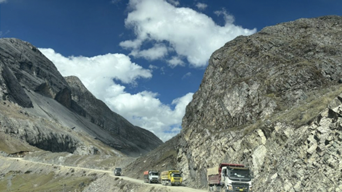 Caminiones cargados con mineral en los Andes peruanos