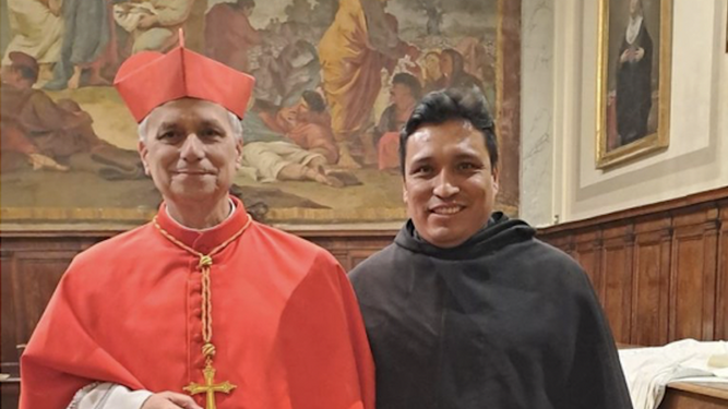 El P. Estrada con el entonces cardenal Prevost