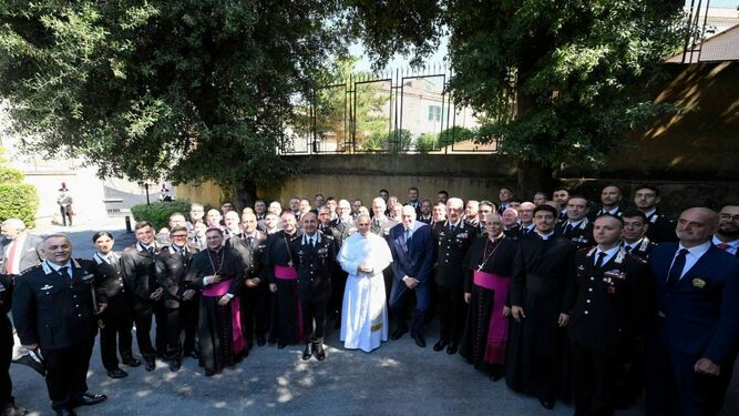 León XIV, con un grupo de carabinieri en Castel Gandolfo
