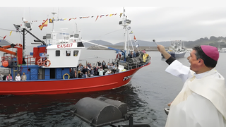 Bendición del obispo Cadiñanos en una procesión marítima
