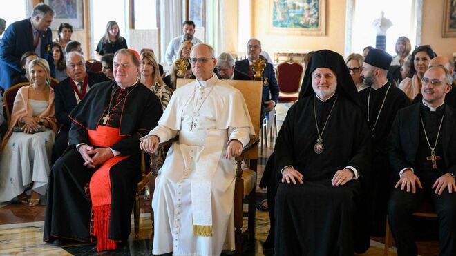 El Papa, flanqueado por el cardenal Tobin y el metropolitano Elpidophoros