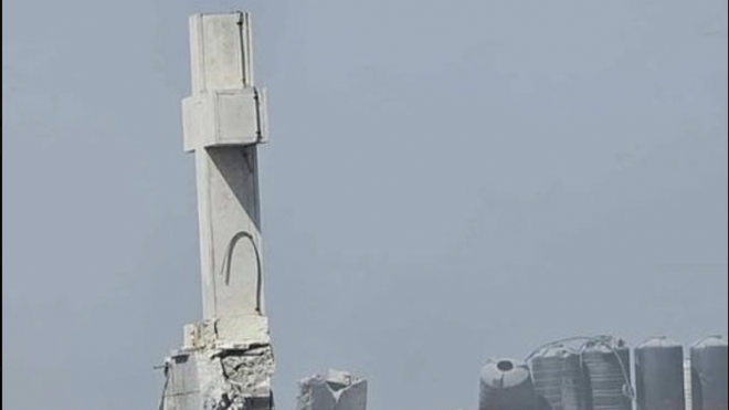 La cruz de la parroquia bombardeada por Israel