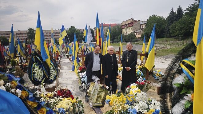 Mariano Crociata y Manuel Barrios, en el cementerio militar de Leópolis