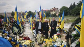 Mariano Crociata y Manuel Barrios, en el cementerio militar de Leópolis