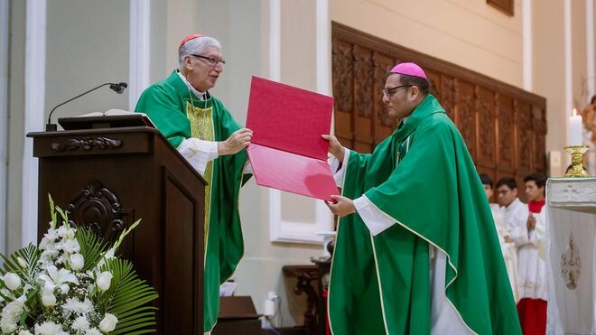 Castillo entrega la carpeta del cónclave al obispo de Chiclayo