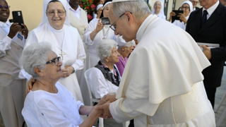 El Papa saluda a una de las ancianas de la residencia Santa Marta