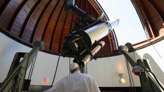 León XIV admira el firmamento desde el telescopio del Observatorio Vaticano en Castel Gandolfo