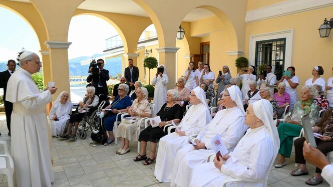 León XIV, en su encuentro con las ancianas de la residencia Santa Marta en Castel Gandolfo