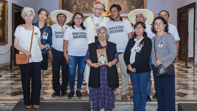 El arzobispo de Lima, Carlos Castillo, con campesinos de Catacaos
