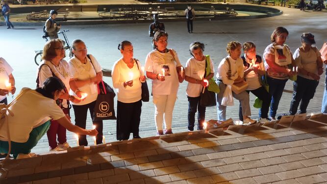 Mujeres buscadoras orando en el atrio de la catedral de Medellín
