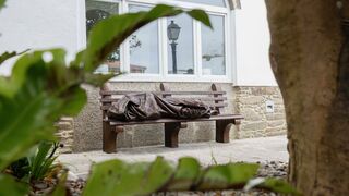 'Homeless Jesus', de Timothy Schmalz. Oficina de Acogida al Peregrino de Santiago de Compostela