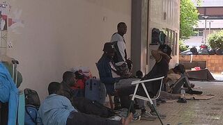 Un grupo de personas durmiendo en el barrio de Amara