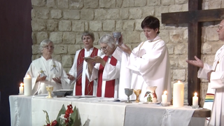 Una mujer recién ordenada preside la eucaristía en Sudáfrica, en una foto de archivo