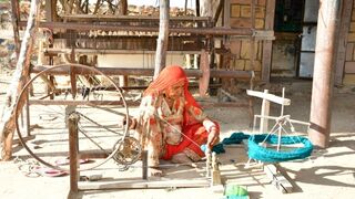 Mujer trabajando en una rueca. Rajastán.
