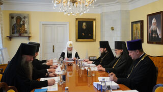 El patriarca Kiril, con sus colaboradores en Moscú