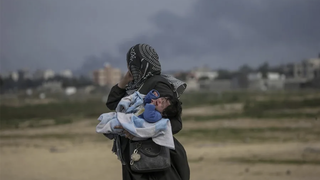 Una madre palestina con su bebé, en Gaza