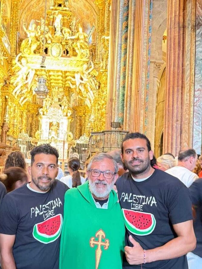 Javier y dos reclusos, en Compostela