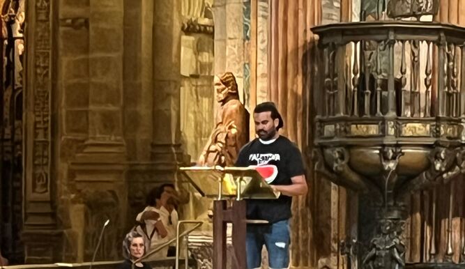 Uno de los peregrinos, en el altar