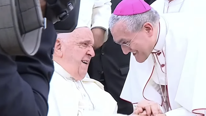 Piero Pioppo, con el Papa Francisco a su llegada a Indonesia