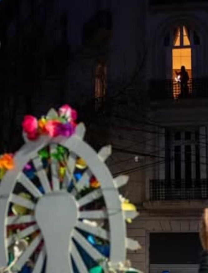 Cristina, asomada al balcón