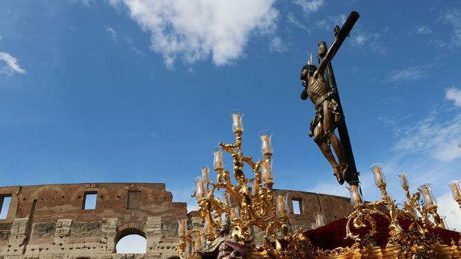 El Cachorro, junto al Coliseo