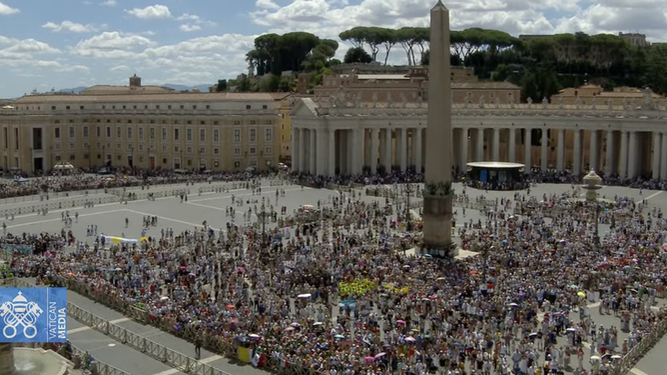 Fieles en el Angelus romano