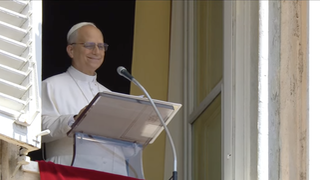 León XIV, desde el balcón del Palacio Apostólico
