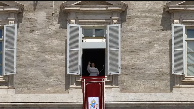 El Papa saluda desde el balcón