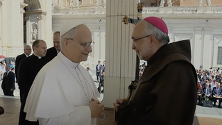 El Papa saluda a monseñor Sanz