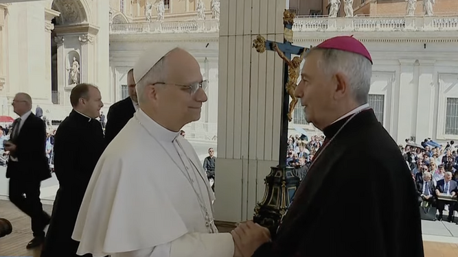 El Papa saluda al obispo de Salamanca