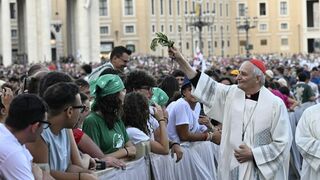 Zuppi, con los jóvenes italianos en San Pedro