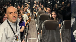 Xabier Gómez, en el autobús con los jóvenes de Sant Feliu