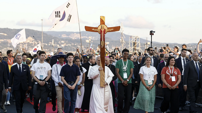 León XIV porta la Cruz del Jubileo rodeado por los jóvenes