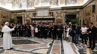 León XIV saluda a los artistas