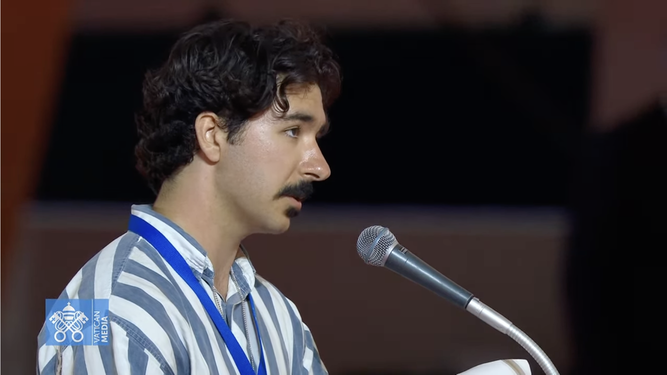 Wayne, estadounidense de 20 años, pregunta al Papa en Tor Vergata