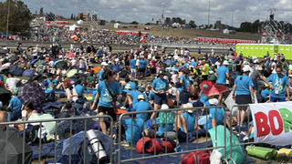 Los jóvenes) ya esperan a León XIV en la campa