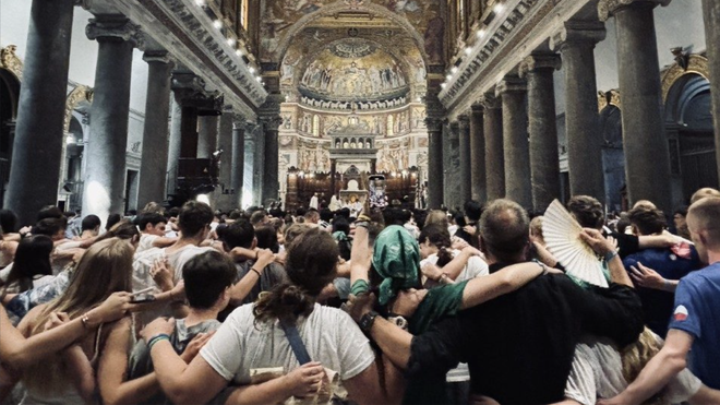 El largo abrazo final en Santa María in Trastévere