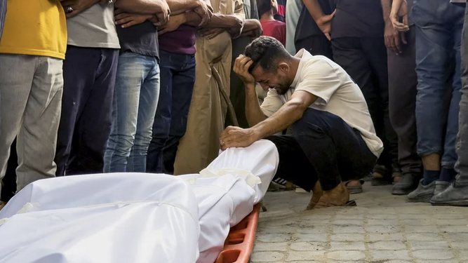 Un hombre llora ante el cuerpo sin vida de un familiar en un hospital de Gaza