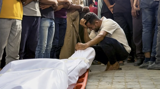 Un hombre llora ante el cuerpo sin vida de un familiar en un hospital de Gaza