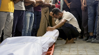 Un hombre llora ante el cuerpo sin vida de un familiar en un hospital de Gaza