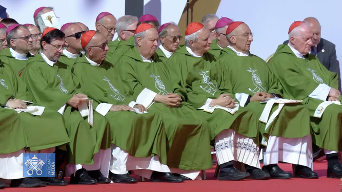 Los cardenales Omella y Cobo en la misa de clausura del Jubileo de los Jóvenes