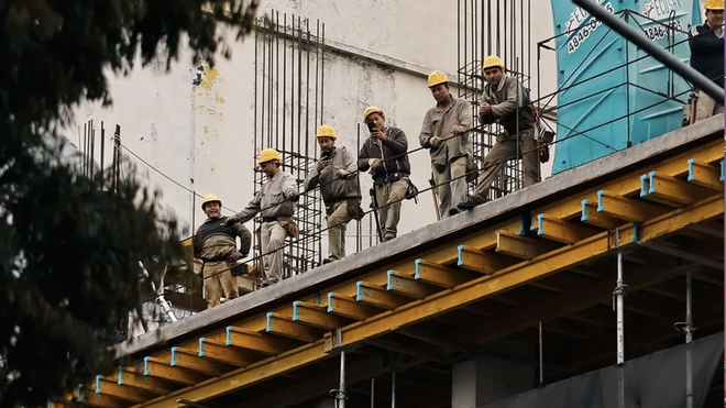Obreros descansando en una obra en Buenos Aires