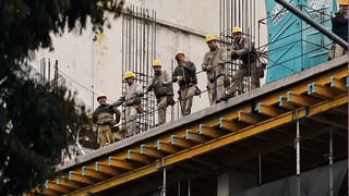 Obreros descansando en una obra en Buenos Aires