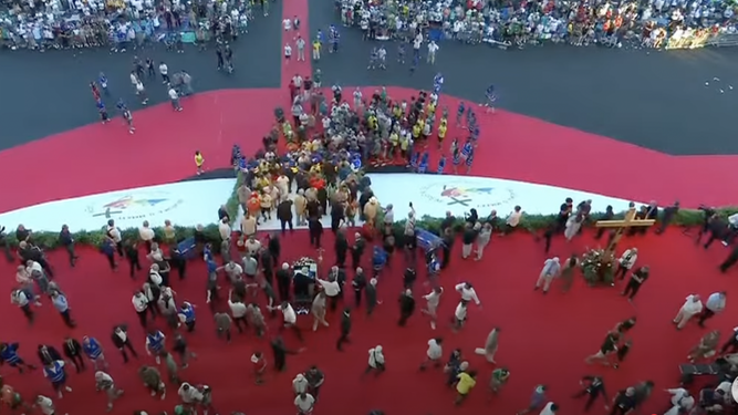 Los jóvenes 'kikos', en el altar